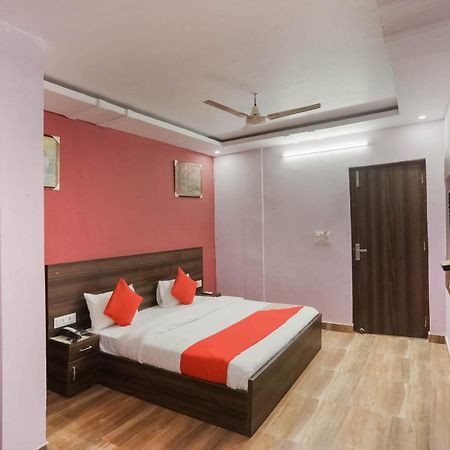 Hotel O Red Velvet Rooms & Banquet Фаридабад Екстериор снимка