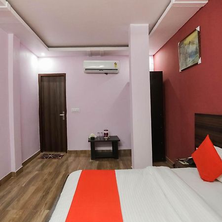 Hotel O Red Velvet Rooms & Banquet Фаридабад Екстериор снимка
