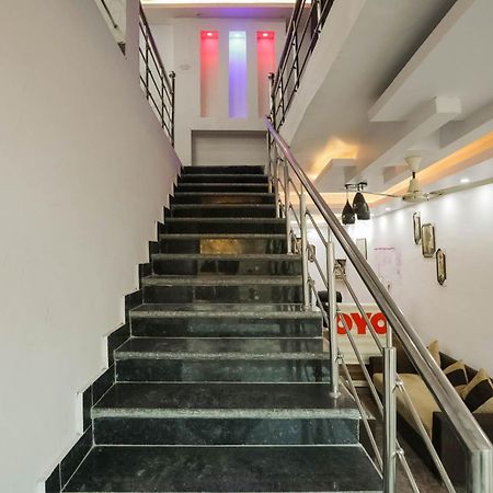 Hotel O Red Velvet Rooms & Banquet Фаридабад Екстериор снимка