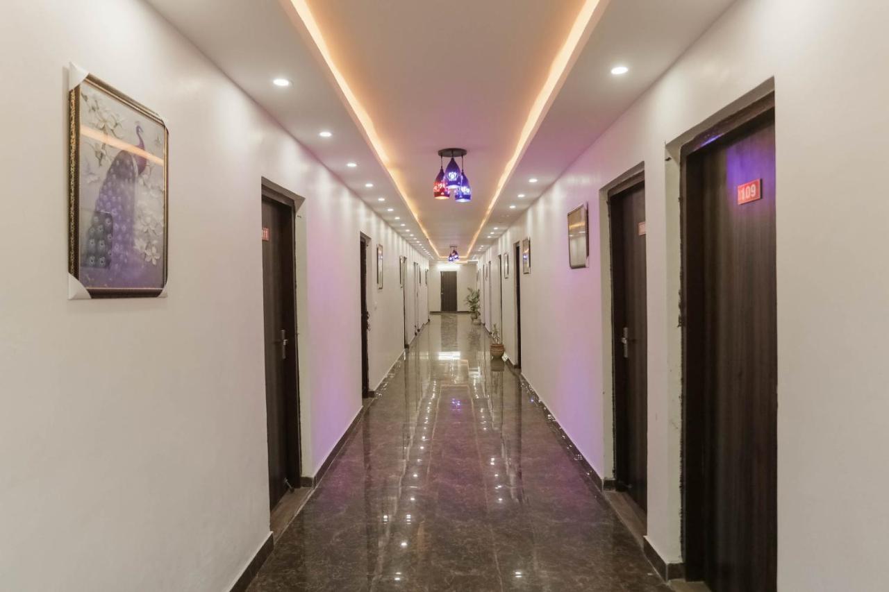 Hotel O Red Velvet Rooms & Banquet Фаридабад Екстериор снимка