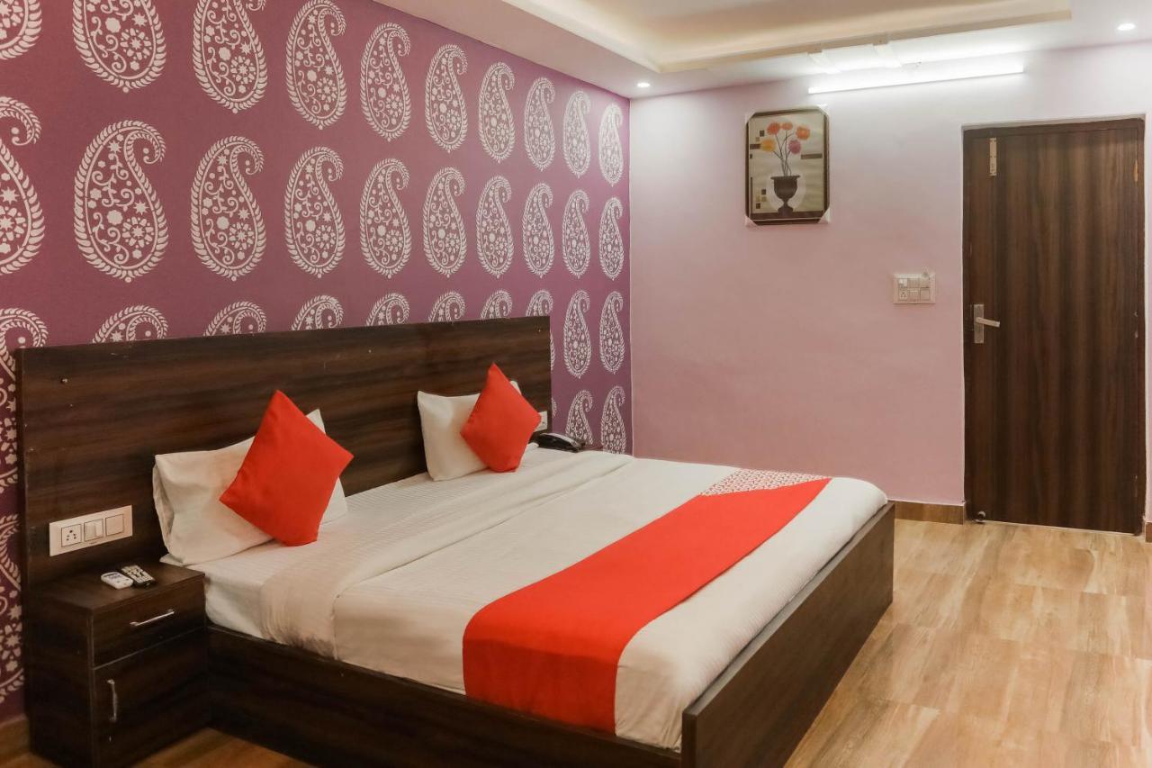 Hotel O Red Velvet Rooms & Banquet Фаридабад Екстериор снимка