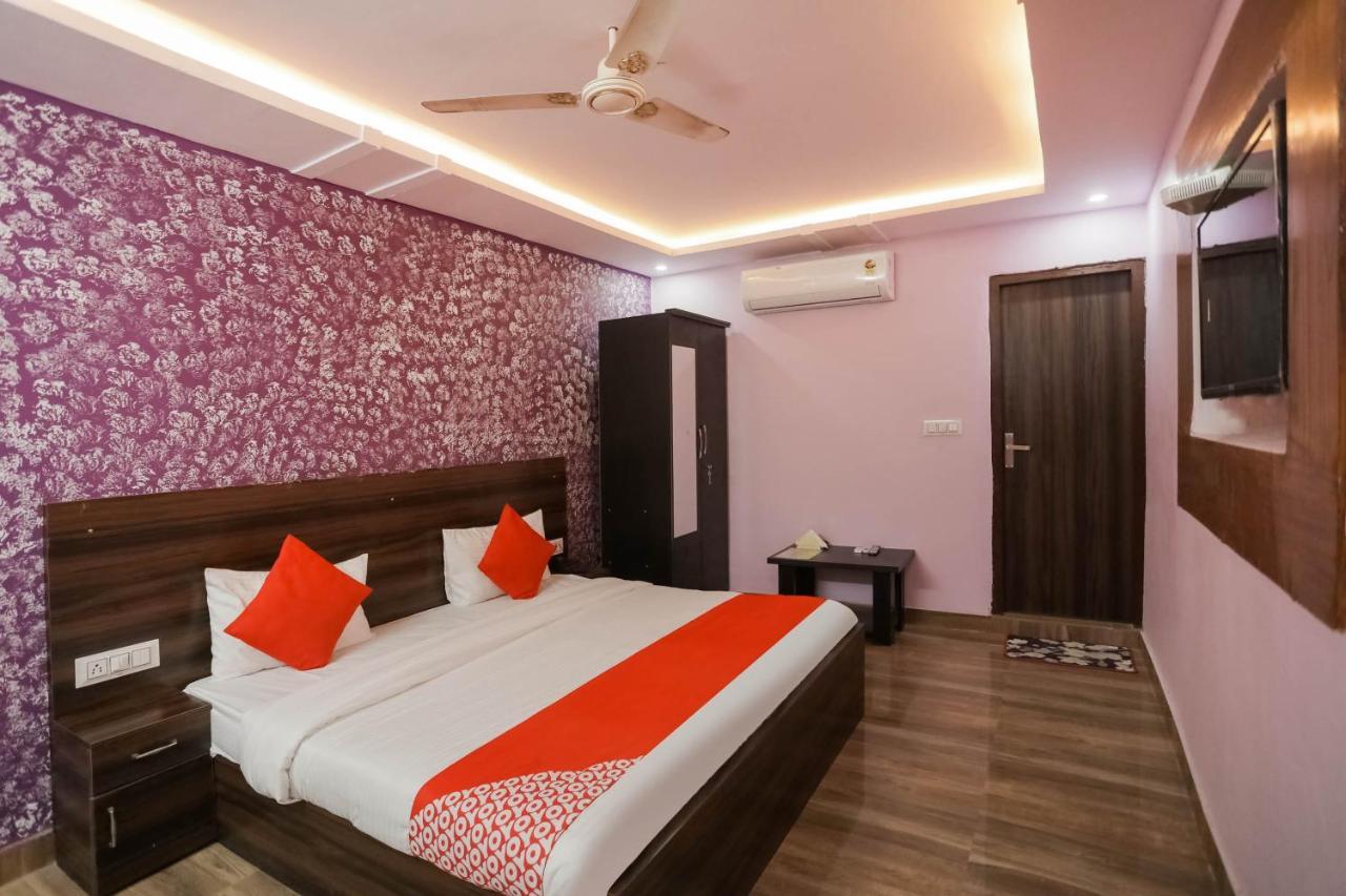 Hotel O Red Velvet Rooms & Banquet Фаридабад Екстериор снимка