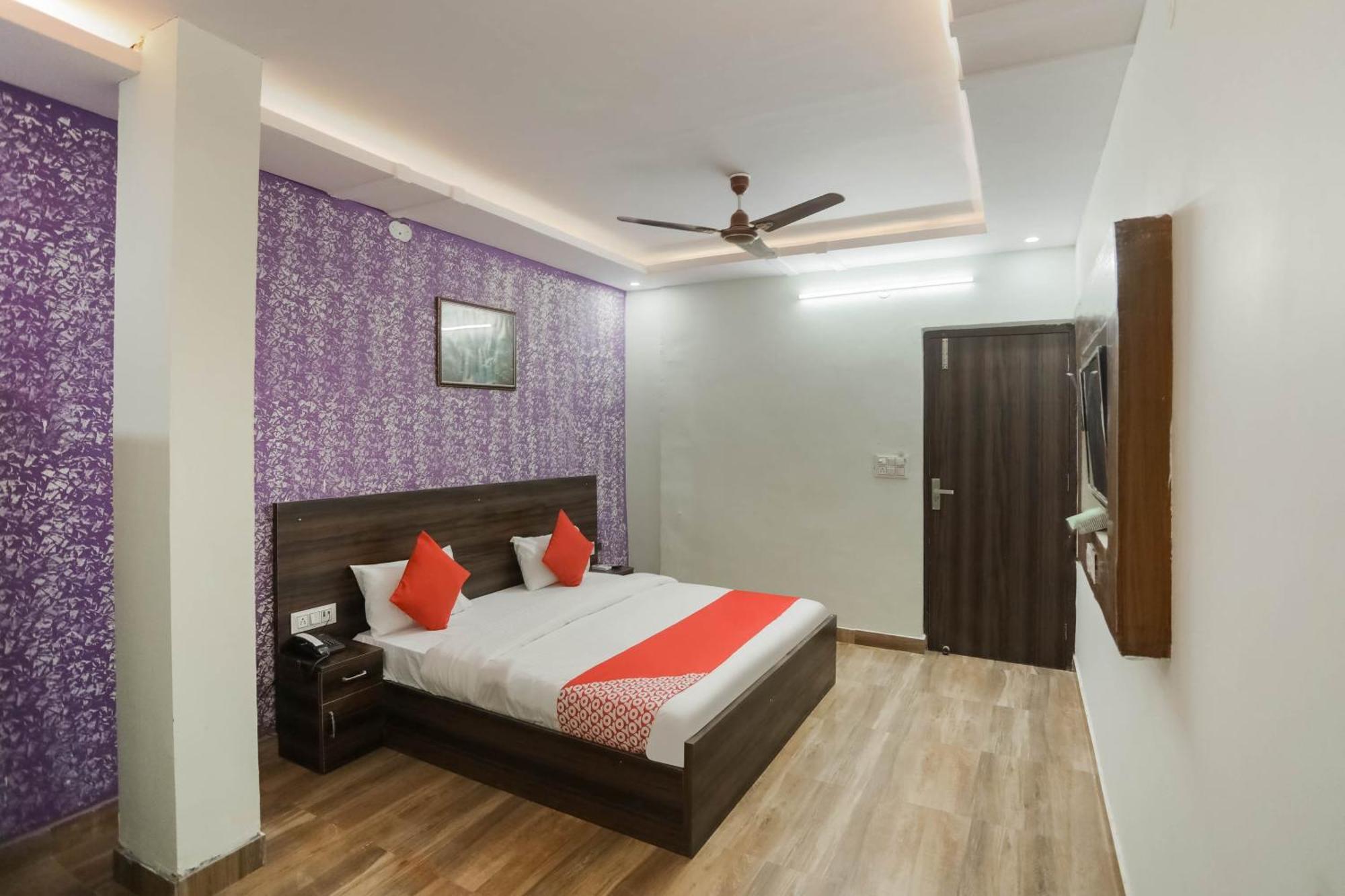 Hotel O Red Velvet Rooms & Banquet Фаридабад Екстериор снимка