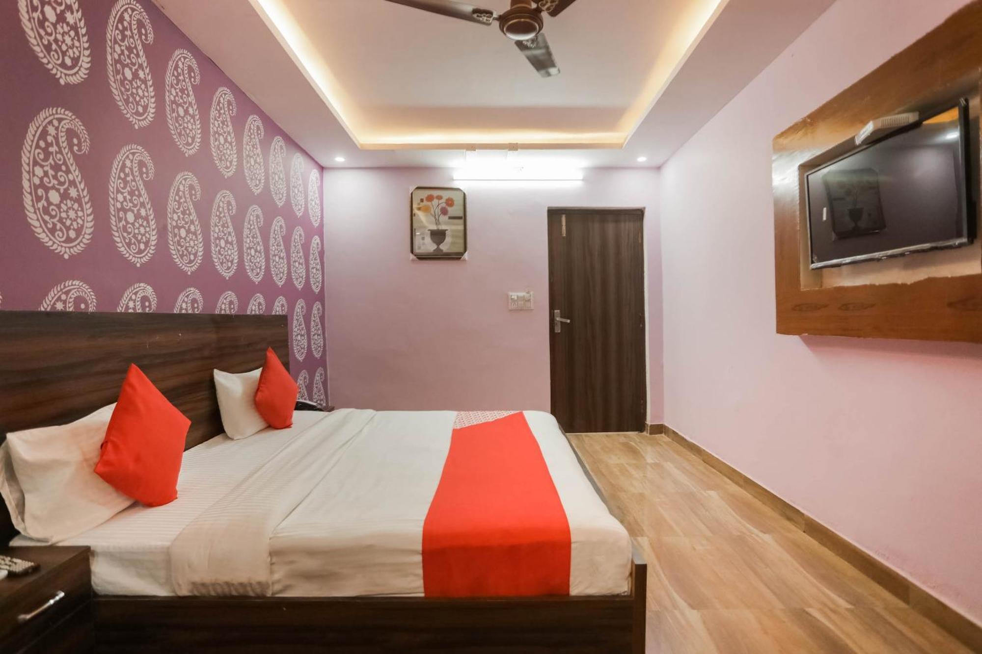 Hotel O Red Velvet Rooms & Banquet Фаридабад Екстериор снимка