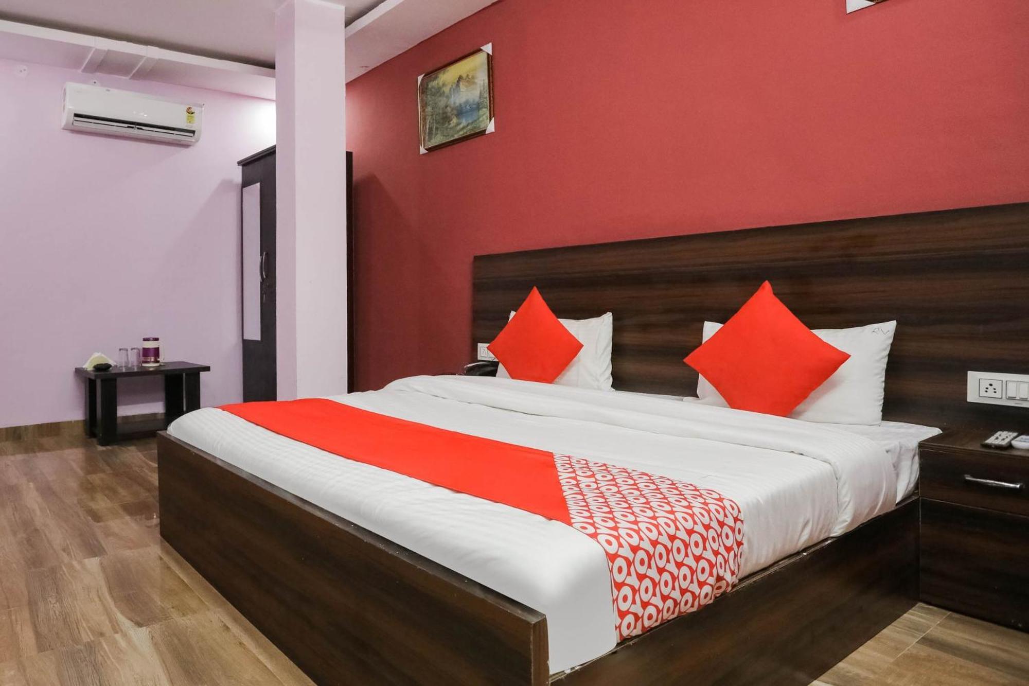 Hotel O Red Velvet Rooms & Banquet Фаридабад Екстериор снимка