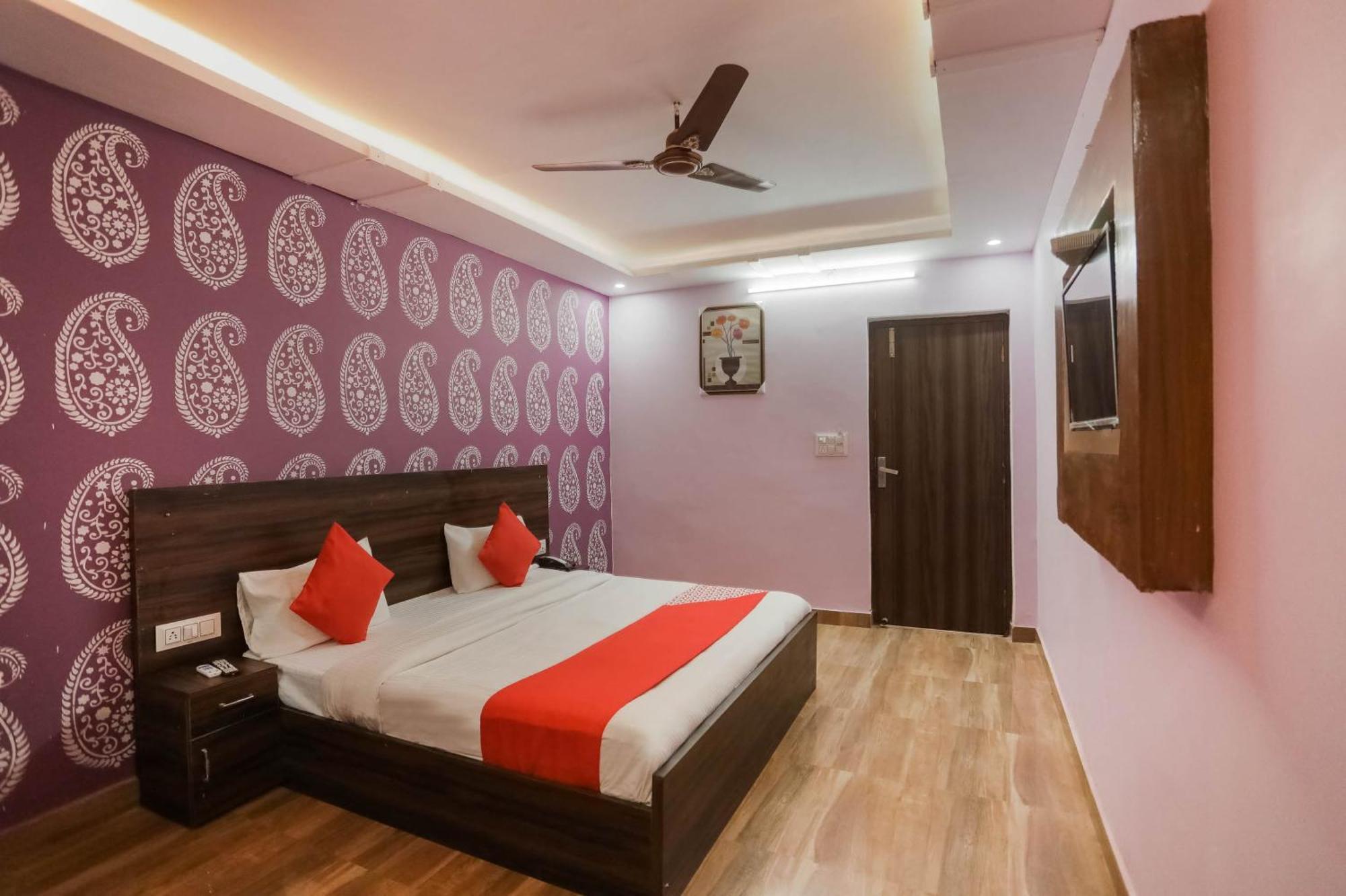 Hotel O Red Velvet Rooms & Banquet Фаридабад Екстериор снимка