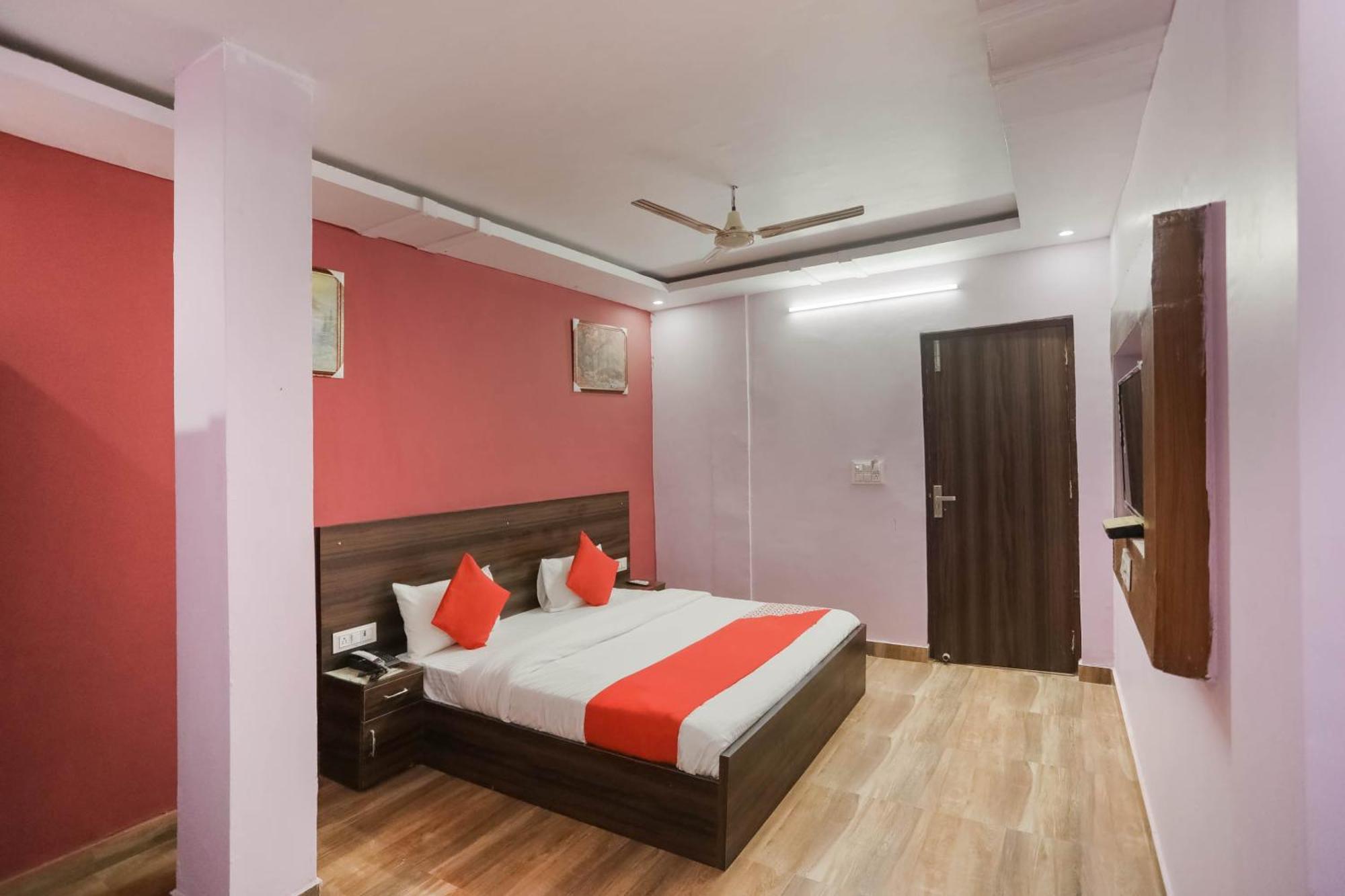 Hotel O Red Velvet Rooms & Banquet Фаридабад Екстериор снимка