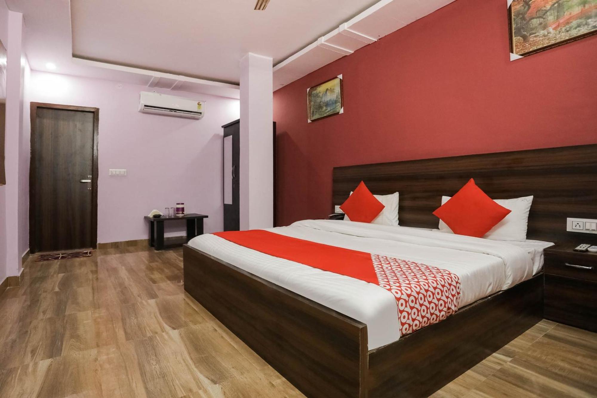 Hotel O Red Velvet Rooms & Banquet Фаридабад Екстериор снимка