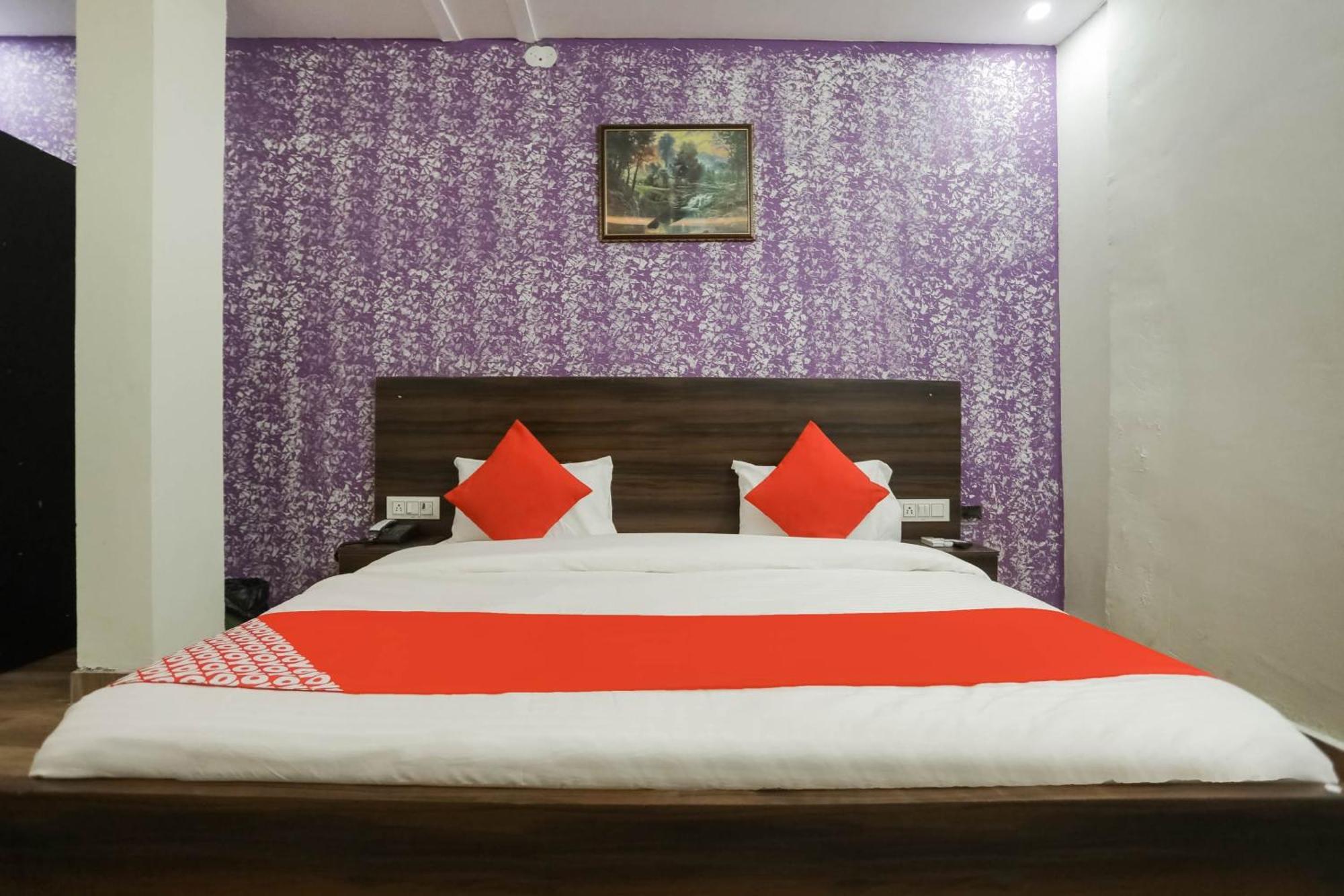 Hotel O Red Velvet Rooms & Banquet Фаридабад Екстериор снимка