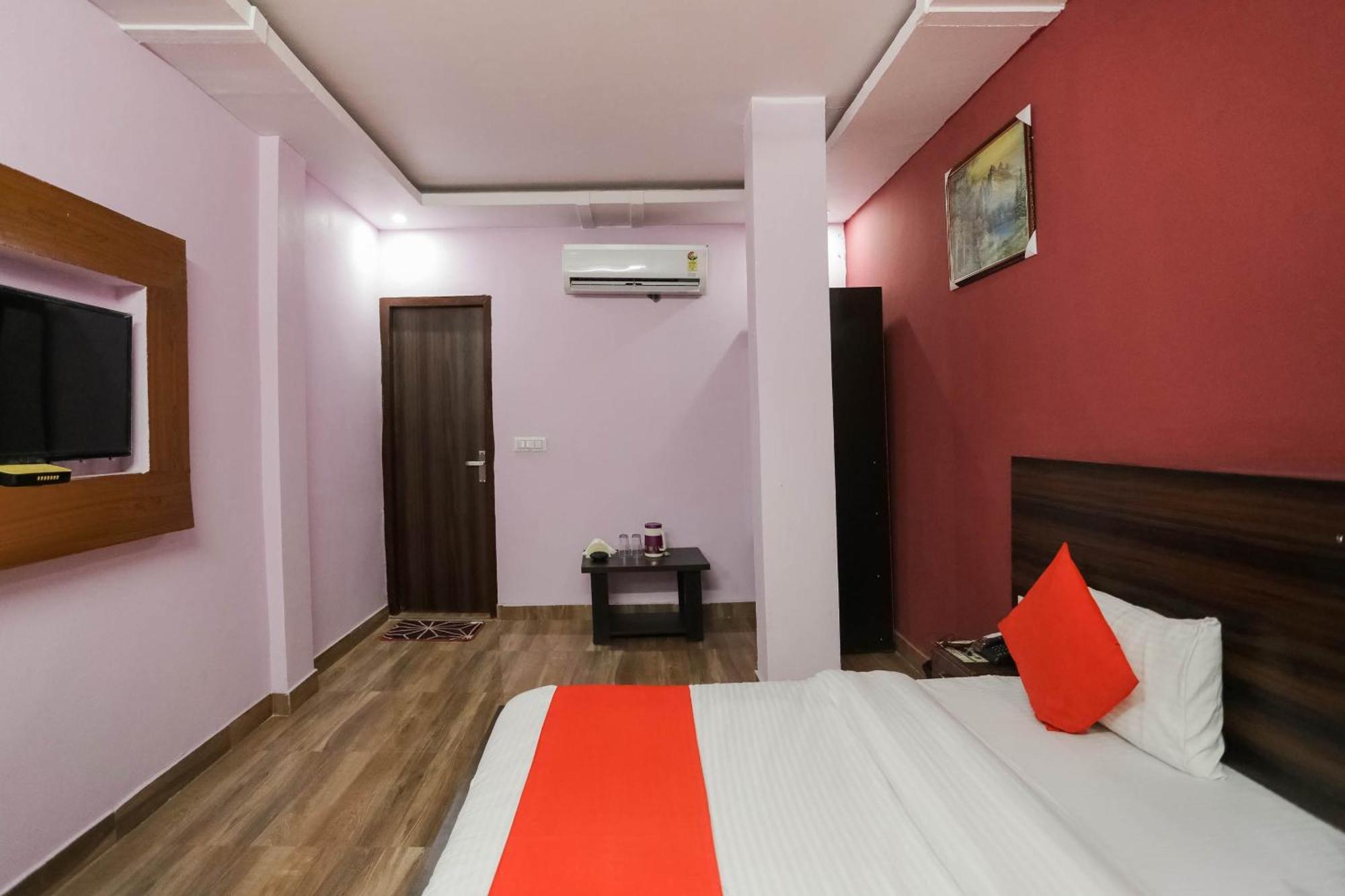 Hotel O Red Velvet Rooms & Banquet Фаридабад Екстериор снимка