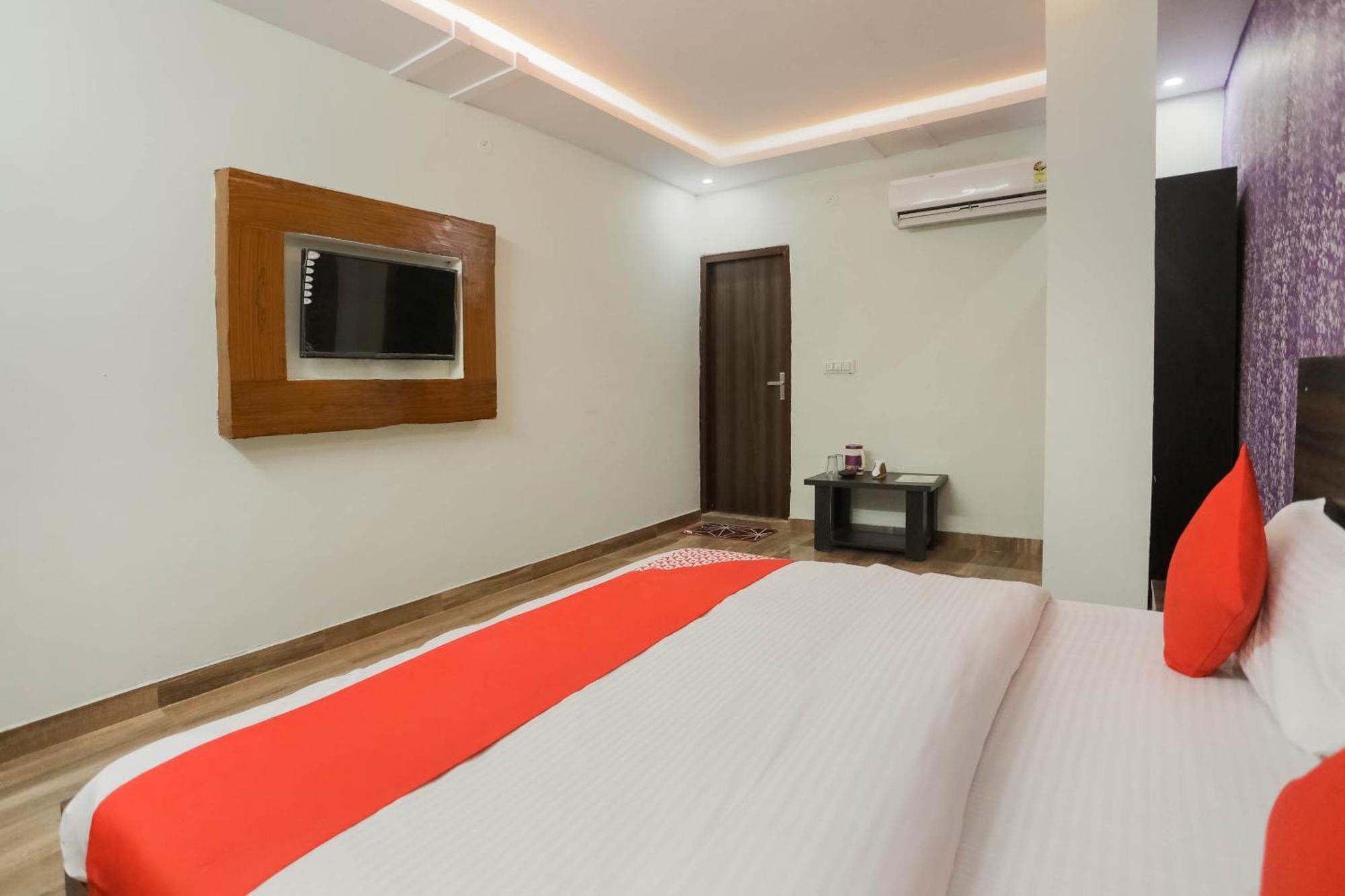 Hotel O Red Velvet Rooms & Banquet Фаридабад Екстериор снимка