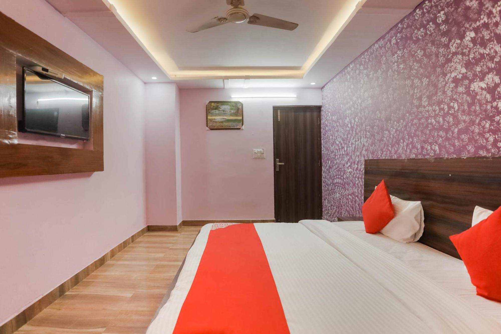 Hotel O Red Velvet Rooms & Banquet Фаридабад Екстериор снимка