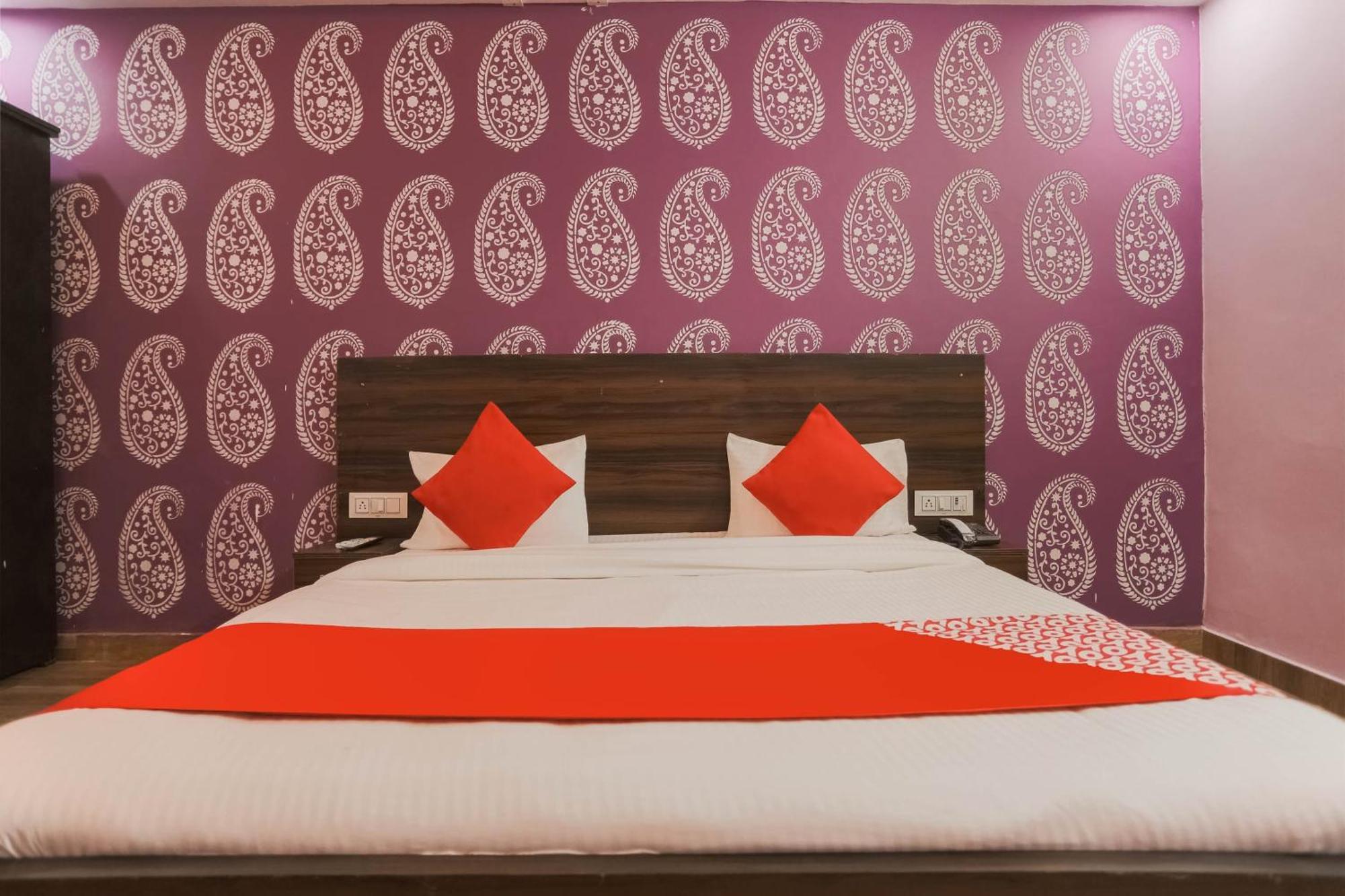 Hotel O Red Velvet Rooms & Banquet Фаридабад Екстериор снимка