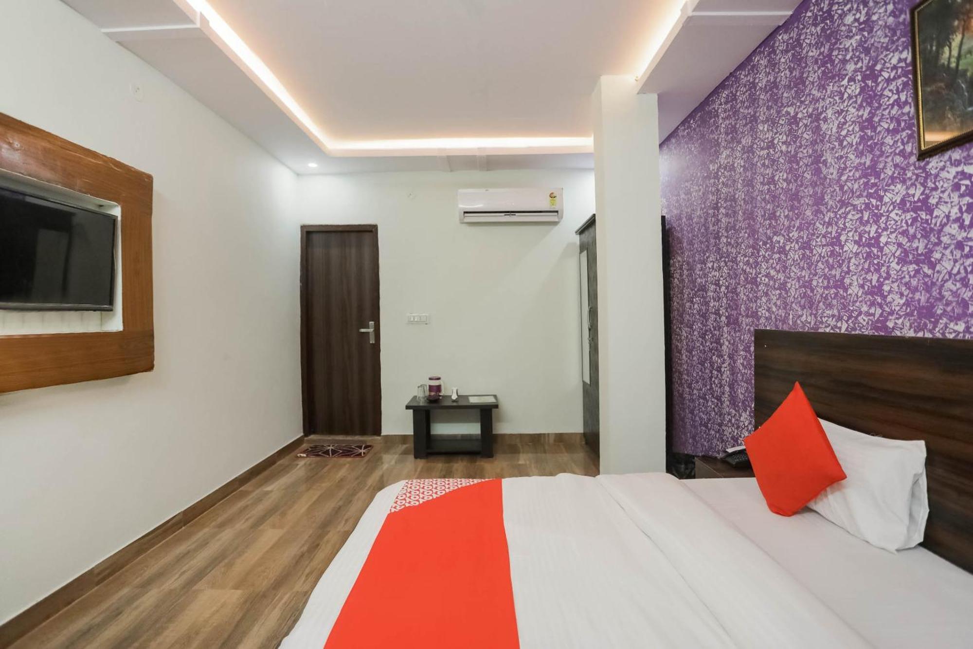 Hotel O Red Velvet Rooms & Banquet Фаридабад Екстериор снимка