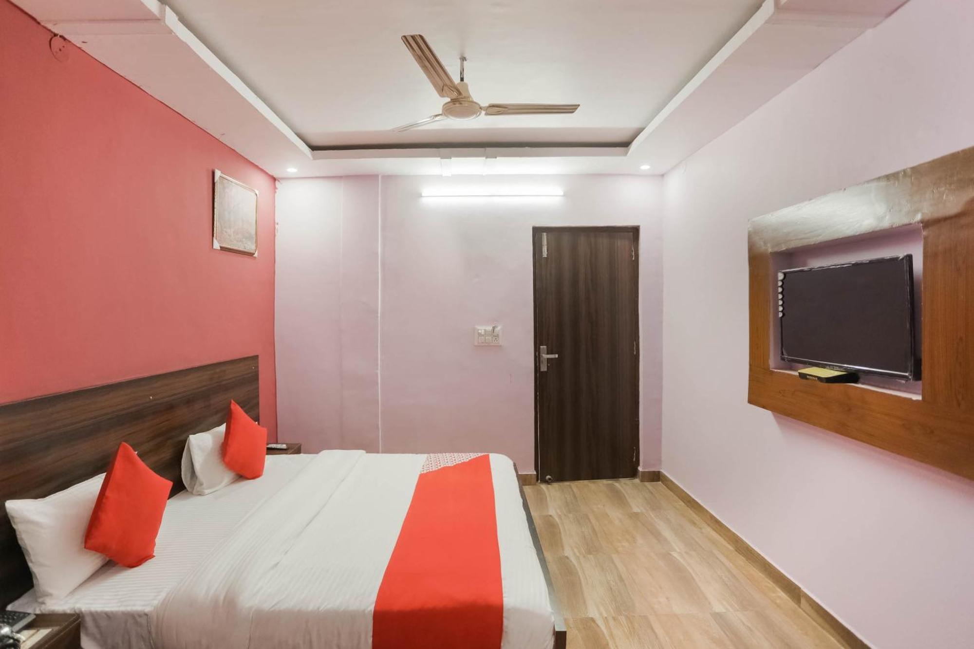 Hotel O Red Velvet Rooms & Banquet Фаридабад Екстериор снимка