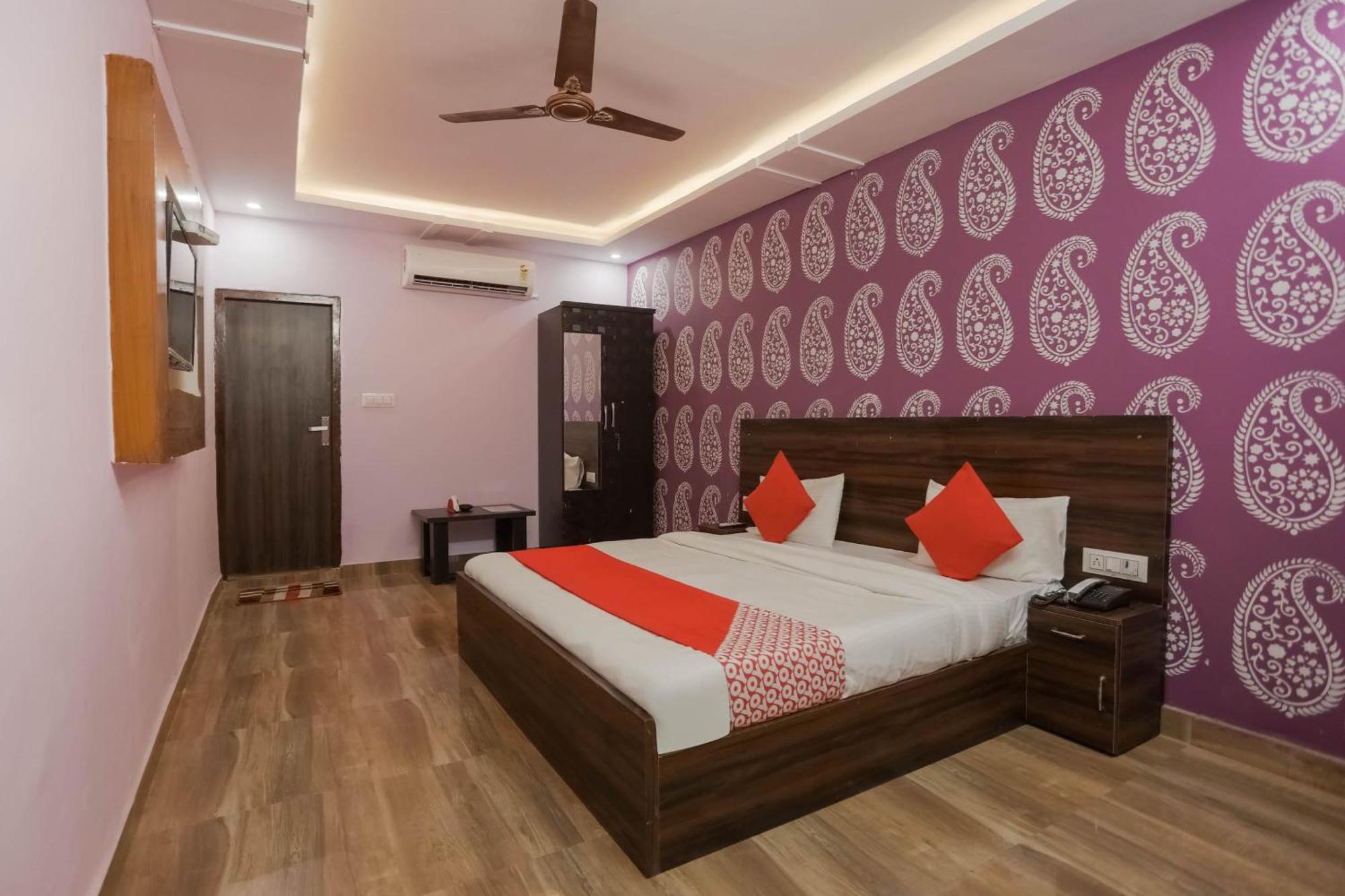 Hotel O Red Velvet Rooms & Banquet Фаридабад Екстериор снимка