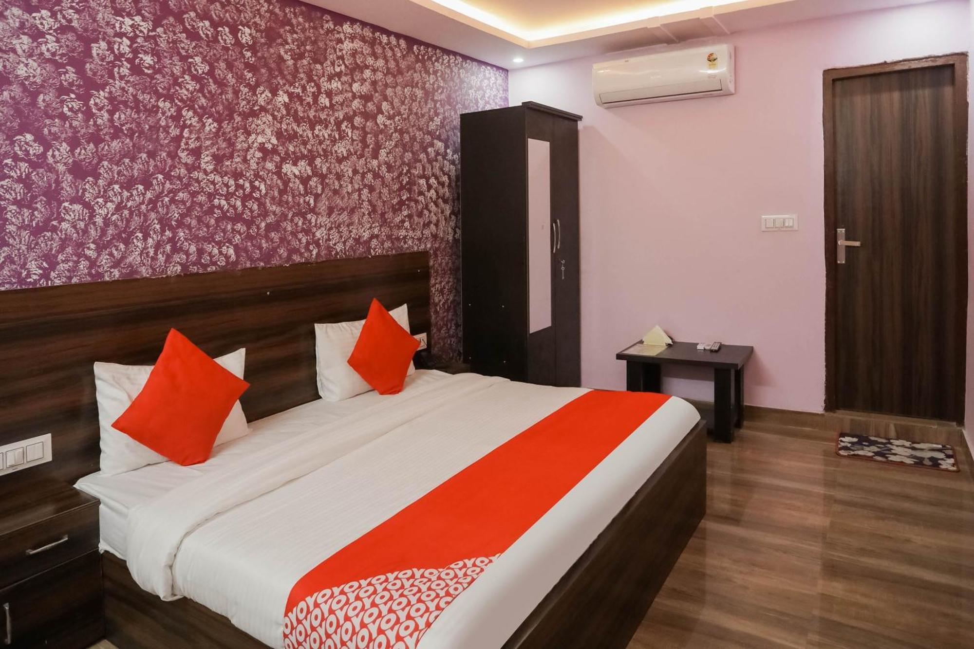 Hotel O Red Velvet Rooms & Banquet Фаридабад Екстериор снимка
